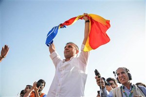 بقیه هواپیما دارند، ما زیر درخت لباس عوض میکنیم