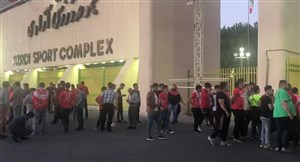 هواداران سپیدرود جلوی در استادیوم آزادی