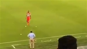 پرتاب بطری آب به سمت برانکو از سمت هواداران الاهلی