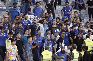 شعار هواداران استقلال برای تحریم بازی توسط بازیکنان