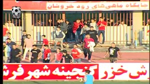 هجوم هواداران به زمین و توقف بازی سپیدرود - گل ریحان