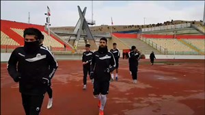 گرم کردن بازیکنان تراکتور و شاهین قبل از بازی