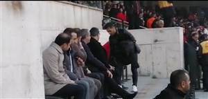 حضور امید عالیشاه در کنار محمد انصاریفرد در جایگاه ویژه