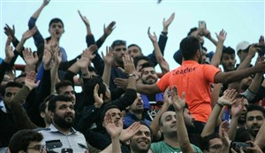 تجمع هواداران داماش در استادیوم شهید عضدی
