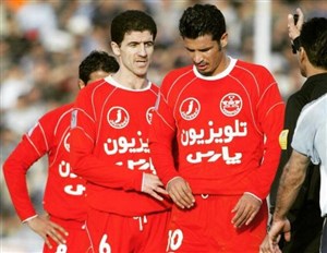 پوکر خاطره انگیز علی دایی برابر پگاه با لباس پرسپولیس