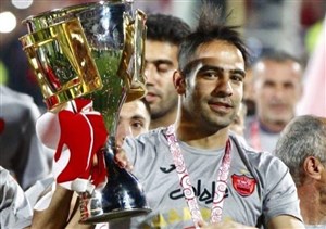 هافبک سابق پرسپولیس درحال کمک به نیازمندان