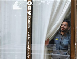 کامیابی نیا؛ تکل دو پا روی کرونا در قرنطینه (عکس)
