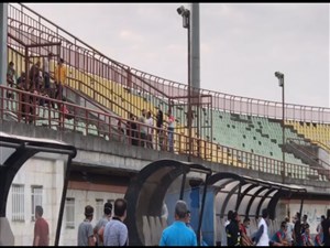 ورود تماشاگران سپیدرود به ورزشگاه باعث توقف بازی شد