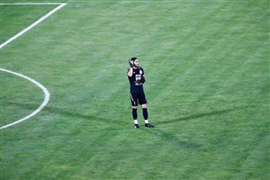 واکنش جالب حسینی به 3 گل؛ تعویض پیراهن!