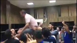 جشن و پایکوبی پیکانیها در رختکن بعد از بقا در لیگ برتر