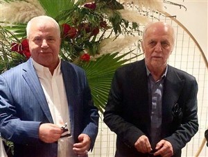 برش کیک هفتادسالگی خوردبین برعهده پروین (عکس)