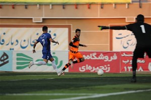 فراز و نمایش پیراهن نارنجی مقابل باشگاه همیشگی