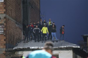 محاکمه از روی پشت بام/ دادگاه بازیکنان نساجی در ورزشگاه وطنی(عکس)