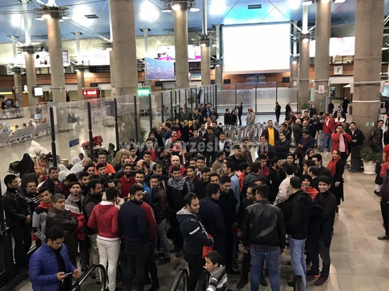 استقبال جالب مشهدی‌ها در فرودگاه از پرسپولیس