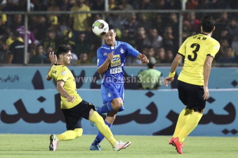 تعویض زود هنگام گلزن دیدار استقلال و پارس جنوبی