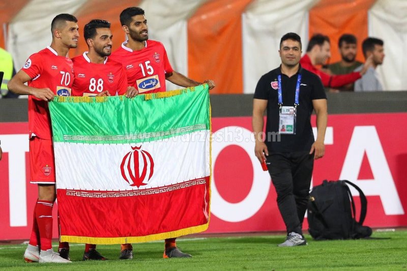 اهتزاز پرچم ایران توسط پرسپولیسی‌ها(عکس)