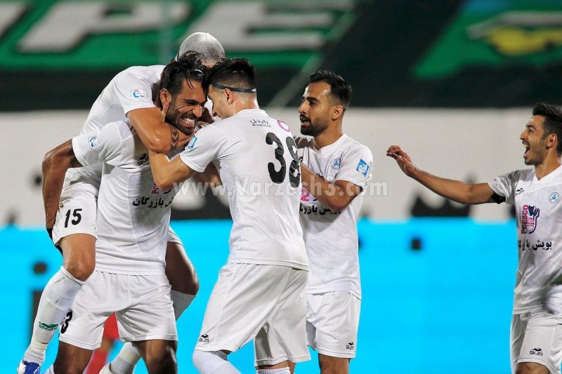 محمدزاده:فرشاد خیلی از گلهایی که میزند،تعریف میکند